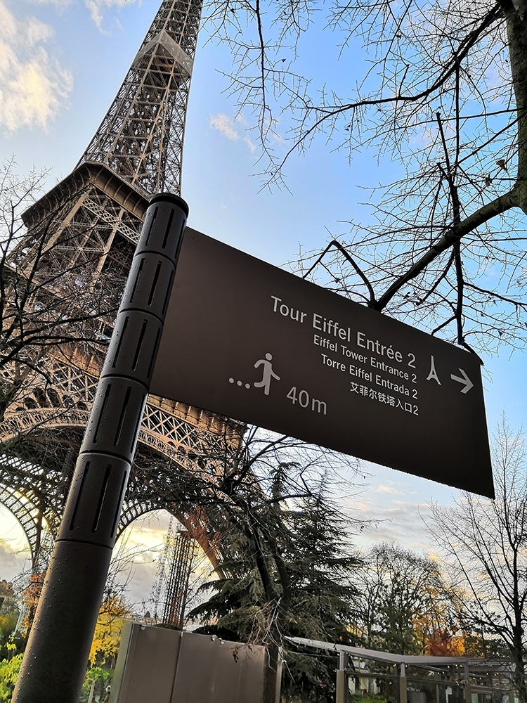 TOUR EIFFEL - SIGNALETIQUE PARVIS - PARIS